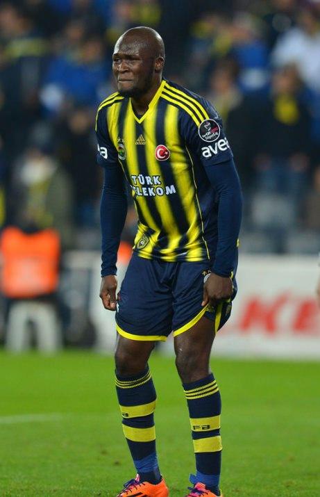 <p>Senegalli oyuncu değerlendiremediği pozisyonların ardından büyük üzüntü yaşarken, gözyaşlarını forması ile sildi ve maça devam etti. Deneyimli golcüyü takım arkadaşları ve tribünlerin yanı sıra Kayseri Erciyesspor kalecisi Gökhan da teselli etti.</p>