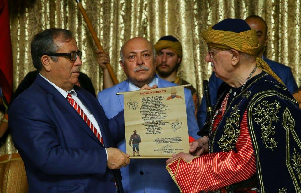 <p><strong>"Mesele, ilahi kelimetullah" </strong></p>
<p> </p>
<p>TBMM Başkanı İsmail Kahraman, tarihe sahip çıkılmasının şart olduğunu, Osmanlı İmparatorluğunun "ilahi kelimetullahı" ilan için dünyaya yayıldığını söyledi.</p>