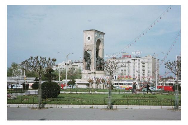 <p>Indiana Üniversitesi, Charles W. Cushman fotoğraf koleksiyonundan eski İstanbul fotoğrafları çıktı. Günümüze kıyasla daha tenha görülen İstanbul'un bu fotoğrafları 1965 yılında çekilmiş.</p>