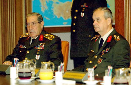 'BAŞBUĞ ÇOK SEVDİĞİM BİR İNSAN. BİR GENELKURMAY BAŞKANI TERÖR ÖRGÜTÜ LİDERİ OLAMAZ' - (MHP İstanbul Milletvekili Atila Kaya'nın, “İlker Başbuğ terör örgütü yöneticiliğinden yargılanıyor şu anda. Siz bununla ilgili bir değerlendirme yapar mısınız, ne diyorsunuz bu konuyla ilgili?” sorusuna) İlker Başbuğ'u teğmenliğinden beri tanırım, çok yakından tanıdım. Beraber hizmet ettiğimiz...Ordu komutanıyken ben Kara Kuvvetleri Komutanı'ydım, emrimde çalıştı. Genelkurmay Başkanı oldum, o Kara Kuvvetleri Komutanı oldu, emrimde çalıştı. Teğmenliğinden beri tanıyorum. Çok sevdiğim, çok yetenekli bir insan. Benim ağzım şuna varmıyor yani bir Genelkurmay Başkanı terör örgütü lideri olamaz. Yani gündüz Genelkurmay Başkanlığı yapacaksınız, gece de terör örgütü liderliği... Bu benim kişisel değerlendirmem.  (BDP İstanbul Milletvekili Sırrı Süreyya Önder'in, “Kapıcıdan suikastçı çıkaran ondan da onu çıkarır Sayın Başkan” demesi üzerine) Bilmiyorum, yani benim aklım almıyor. 