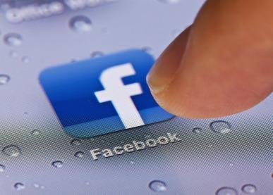 Facebook ile arkadaşlarımızın fotoğrafları, telefon ve email bilgilerini doğrudan Rehber'e senkronize ediyor. Öte yandan, Facebook ile fotoğrafları paylaşabilmek artık daha kolay olacak. 
