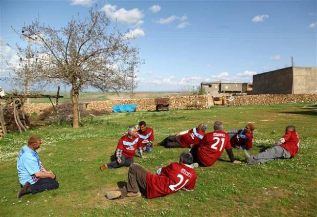 Yörede "Trabzonspor taraftarı köy" olarak tanındıklarını, bordo mavili takıma olan hayranlıklarının çevrelerinde şaşkınlıkla karşılandığını dile getiren Gündüz, "Trabzonspor maçının olduğu gece köyde büyük bir heyecan yaşanıyor" diye konuştu.