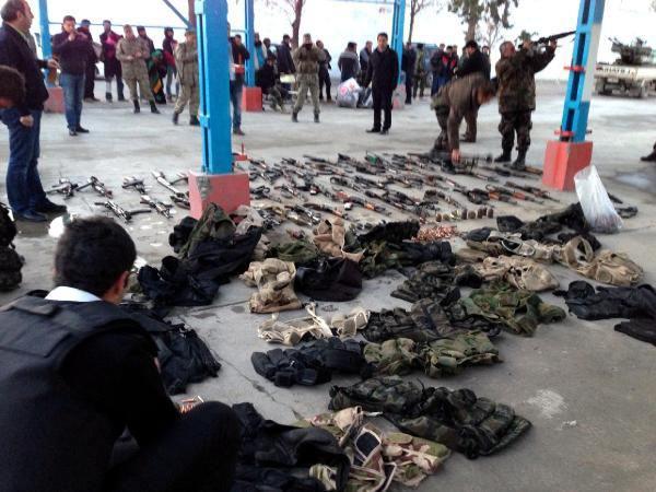 Aralarında kamyonet kasasına yerleştirilmiş Do&ccedil;ka u&ccedil;aksavarı da bulunan silah ve m&uuml;himmat sayımı yapılarak g&uuml;venlik g&uuml;&ccedil;lerine teslim edilirken, &Ouml;zg&uuml;r Suriye Ordusu mensupları da m&uuml;lteci kamplarına yerleştirildi.