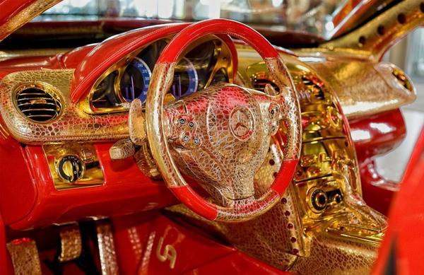 3 yılı aşkın bir zamanda tasarımı gerçekleştirilen otomobilin iç konsolu, direksiyonu, jantları, far bölümleri tamamen mücevherlerle kaplı.
