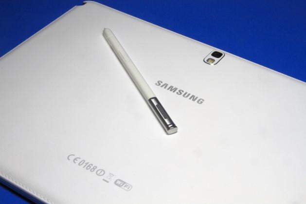 <p><strong>GENEL TASARIM</strong><br />Galaxy Note 10.1, elinizle tutar tutmaz tasarımdaki farklılığını hissettiren bir cihaz. Bir önceki modeline göre daha ince, kısa ve dar olan 10.1'in dikkat çeken en büyük farkı, arka panelinin deri benzeri, polikarbonat bir malzemeyle kaplanmış olması. Kenarları krom kaplama olan 10.1, arka panelindeki malzemenin de etkisiyle oldukça kolay tutuluyor ve bu kullanımını doğrudan etkiliyor.</p>
<p>243.1×171.4×7.9 mm ölçülerindeki 10.1, 535 gram ağırlığıyla hem bir önceki modelinden, hem de piyasadaki birçok tabletten daha hafif.</p>