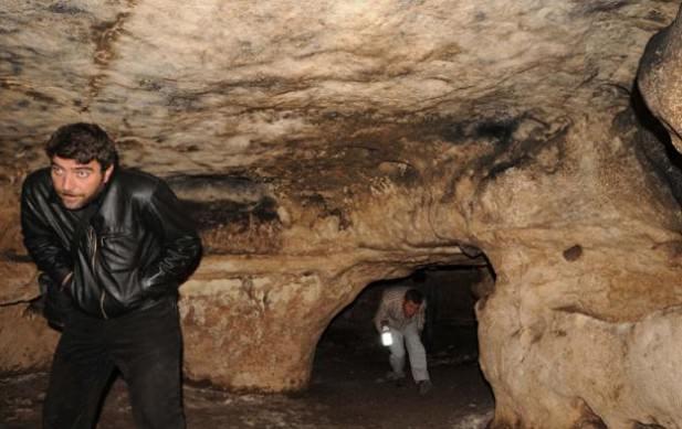 <p>"Erken Hıristiyanlık dönemi dediğimiz, milattan sonra 4'üncü 5'inci yüzyıl. 397'lerde Mor Gabriel bölgeye yerleşiyor. Ondan sonra öğrencileriyle, Turabdin bölgesine yani Midyat, Ömerli Söğütlü gibi yakın beldelerimize yayılıyor ve burada yerleşim yerleri kuruyorlar. Zaten köyün ismi 'Kınderip' de Süryanice'den gelen bir isim.''</p>