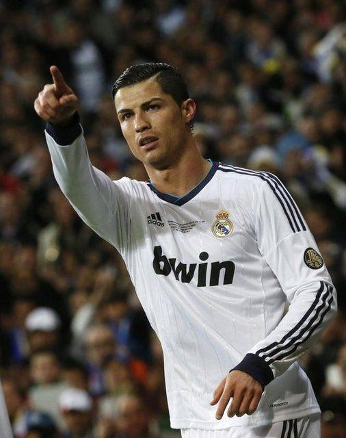 <p>Beşiktaş'ın eski başkanı Yıldırım Demirören'in İstiklal Caddesi'ndeki Demirören AVM'ye getirdiği Real Madrid'in Portekizli yıldızı Ronaldo Beşiktaş cevabını verirken zorlanmadı.</p>