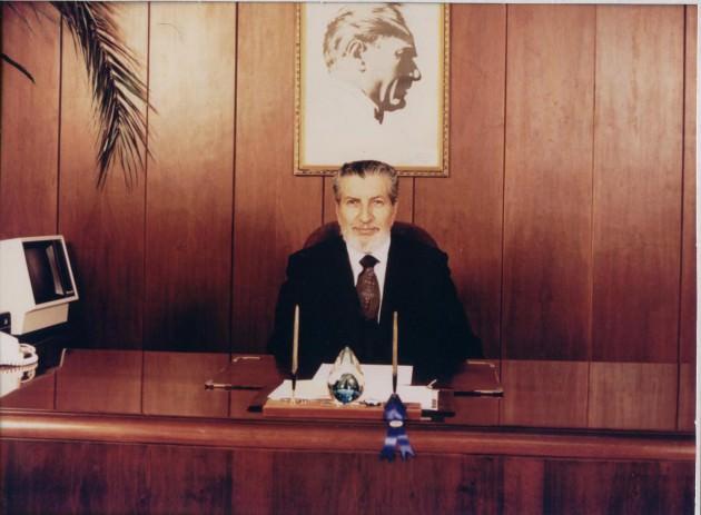 Sabri Ülker, daha sonra o günleri şöyle anlattı: “Tahmin edersiniz 1944’te, 2. Dünya Savaşı’nın sorunlarını yaşayan genç Cumhuriyetimizde üretim aletlerini bulmak çok zordu. 1944 yılı sonbaharında sabahın erken saatlerinde, İstanbul’un o zamanlardaki iş merkezi sayılan, Eminönü’ndeki Nohutçu Han’a geldim. Yaklaşık 100 metrekarelik alandaki kazanları, kepçeleri, kalıpları, arkada duran fırını ve diğer aletleri tek tek inceleyerek ‘Bu işi başarmalıyım’ dedim.” O günlerde ‘olmaz’ denilen iş, bugün 10 ülkede 54 fabrika ve 300 marka ile 80 ülkeye ihracat yapan Yıldız Holding’e dönüştü.