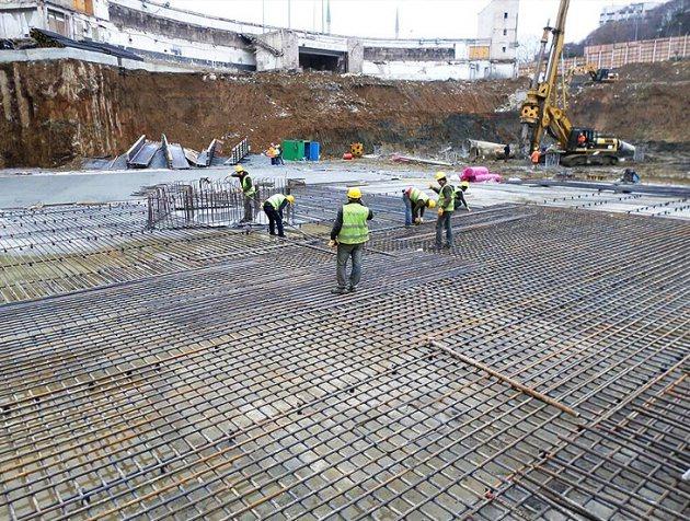 <p>Büyük bir heyecanla beklenen Beşiktaş Vodafone Arena'da inşaat çalışmaları son sürat devam ediyor. Ağustos ayında tamamlanması beklenen stadyumun tribünleri yükselmeye başladı. İşte Vodafone Arena'da son durum...</p>