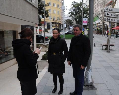 Hatıra fotoğrafı çektirmek isteyen kadın telefon hafızasında bir türlü silecek fotoğraf bulamayınca Hagi, sinirlendi. Kadın yaklaşık beş dakika fotoğraf silmekte kararsız kalınca Hagi de sinirlenerek fotoğraf çektirmekten vazgeçti.   Hayranlarına sinirlenen Hagi, Nişantaşı’nı terk etti. 