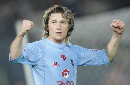 <p><strong>Miroslaw Szymkowiak (Trabzonspor, 2004-05)</strong><br /><br />Trabzonspor o sezona Avrupa Kupaları'nda büyük bir hüsran yaşayarak başlayınca teknik direktör Ziya Doğan'ın görevine son verilmiş yerine Şenol Güneş getirilmişti. Yeniden yapılanma döneminde olan Trabzonspor'un orta sahasına bir lider arayışında olan Güneş, bu bölgeye Wisla Krwkow'dan transfer edilen Szymkowiak'ı monte etti. Polonyalı oyuncu müthiş bir futbol sergileyerek 16 maçta 9 gol kaydettive takımının o sezonu ikinci sırada tamamlamasını sağlayan isim olmuştu. </p>