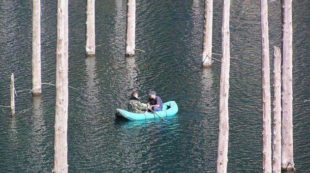 Doğa harikası bu gölün içindeki batık ormanı yakından görmek isteyenler 6 derece sıcaklıktaki suya dayanıklı kıyafetlerle dalış yapabiliyorlar.