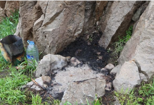 <p>Bir diğer hareketlilik de yine sabah saatlerinde Aktütün bölgesinde gözlendi. Şemdinli'ye 80 kilometre uzaklıkta bulunan Aktütün Köyü'ne yakın olan Çarçel bölgesinden hareket eden gruplar, yine Irak topraklarındaki Basyan ve Avaşin kamplarına doğru gitti. Bu kamplarda verilecek molanın ardından PKK'lıların yine gruplar halinde Çemço'ya gidecekleri belirtildi.</p>