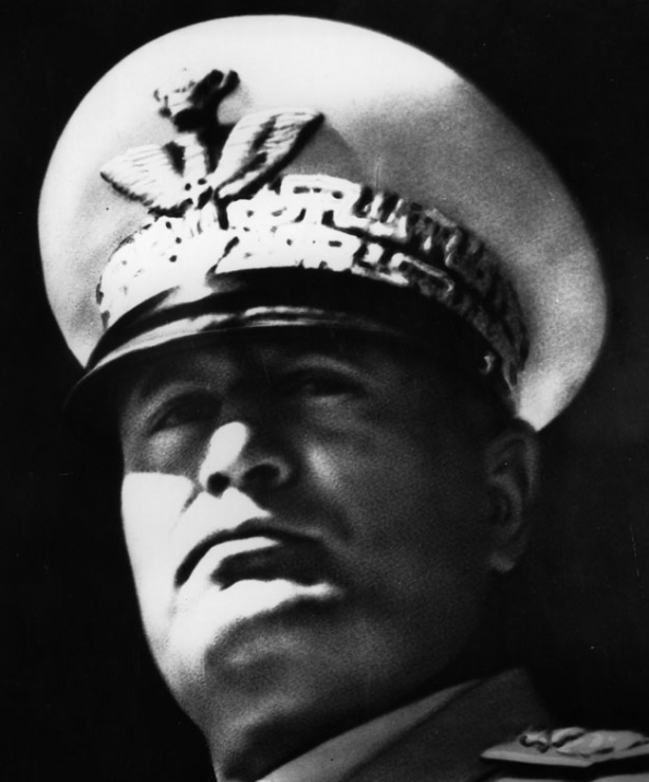 Benito Mussolini-İtalya ‘Beni göğsümden vurun’ İtalya’nın faşist lideri Mussolini, İkinci Dünya Savaşı’yla halk desteğini de kaybetti. İspanya’ya kaçma teklifini reddeden 23 yıllık diktatör, 28 Nisan 1945’te Alman üniformasıyla kaçarken yakalandı.