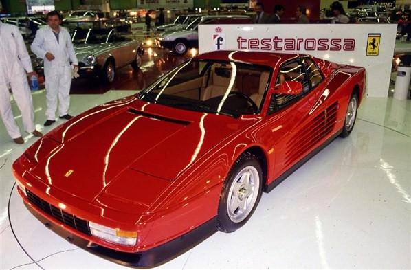<p>1980'lerin en kült otomobillerinden biri; Ferrari Testarossa Bu görkemli ortam 60 yıl boyunca Paris’teki fuarın simgesi oldu ve yeni otomobiller sadece iki dünya savaşıyla kesintiye uğradı. 1955’te Önemli bir Fransız otomobili olan Citroen DS 19, fuarın bir milyon ziyaretçi sınırını aşmasını sağladı.</p>