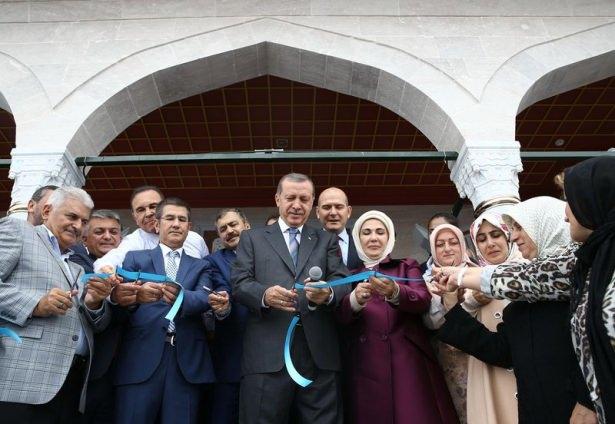<p>Açılış töreni için Kıble Dağı'na gelen vatandaşlara seslenen Erdoğan, hakkında efsaneler anlatılan Kıble Dağı üzerinde, merhum Hacı Hafız Yusuf Yılmaz Efendi'nin emekleriyle oluşturulmuş mütevazi bir mescit bulunduğunu anımsattı.</p>
