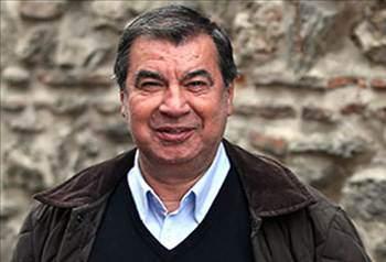 <p>Aykut Işıklar<br />Milli takımın Avrupa ve Dünya Kupası elemelerinde rezil olmasına şaşırıyoruz. İşte Türk futbolu bu. Bu maçı beğenen var mı? Galatasaray'ın karizmatik teknik direktörü nisan ayına kalmaz kendi isteği ile kaçar gider. Adam üç maç sonra bütün bildiklerimi unutacak.</p>