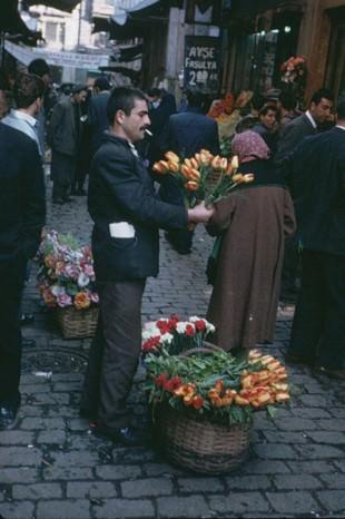 <p>Indiana Üniversitesi, Charles W. Cushman fotoğraf koleksiyonundan eski İstanbul fotoğrafları çıktı. Günümüze kıyasla daha tenha görülen İstanbul'un bu fotoğrafları 1965 yılında çekilmiş.</p>