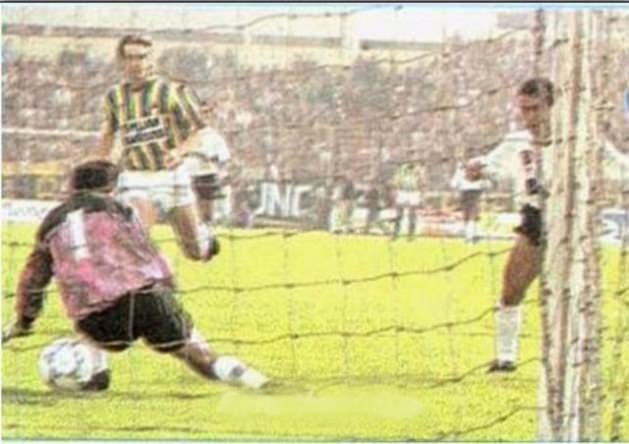 “Top çizgiyi geçti mi?” FB-BJK 2-2 Top çizgiyi geçti mi geçmedi mi? Gol mü değil mi? Şifo Mehmet’in son dakika attığı tartışmalı golle kıyametin koptuğu maç listemizde 2. sırada. 1991 yılının Kasım ayı. Önüne geleni deviren ezeli rakipler kozlarını Kadıköy’de paylaşıyor. Son dakikaya 2-1 önde giren Fenerbahçe kalesine sol kanattan dalan Mehmet’in yaptığı vuruşta top kale çizgisine paralel şekilde ilerliyor. Semih topu uzaklaştırıyor ama herkesin gözü maçın hakemi Ahmet Çakar’da. Yardımcısının gol kararına itibar eden Çakar uzun yıllar unutulmayan derbinin sonucunu belirliyor: 2-2 