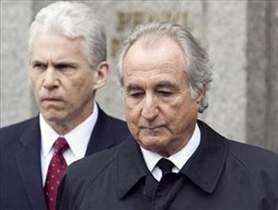 <p>Bernie Madoff (1938-): Yaklaşık 50 milyar dolarla Wall Street tarihinin en büyük yolsuzluğuna imza attı. “ Ponzi Oyunu” olarak adlandırılan saadet zinciri ile ünlü yönetmenler, bankalar, hükümet adamlarının da yer aldığı müşterilerini dolandıran Madoff için yargıçlar, yolsuzluk,...</p>