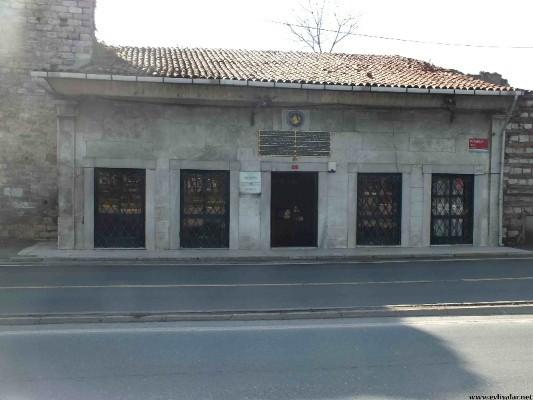 <p>Muhammed el-Ensari Türbesi</p>
<p>Atik Mustafa Paşa Mahallesi Toklu İbrahim Dede haziresi Ayvansaray</p>