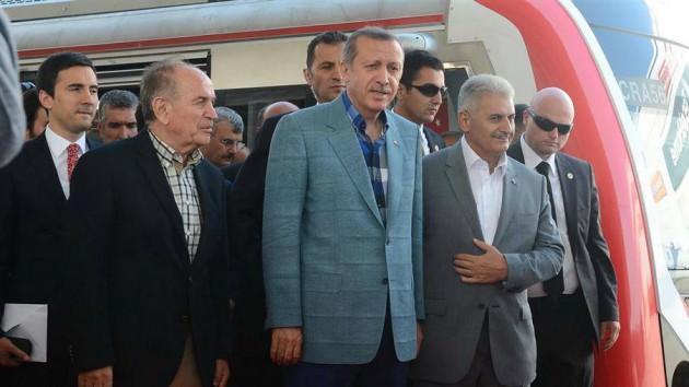 <p>Başbakan Recep Tayyip Erdoğan, İstanbul'un iki yakasını denizin altından geçerek demiryolu hattı ile birleştiren Marmaray projesinde test sürüşü törenine katıldı. Test sürüşü öncesi konuşan Erdoğan, "Bu proje Pekin-Londra hattını birbirine bağlayacak." dedi.</p>