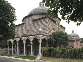 Haseki Camii Haseki Camii, İstanbulun Fatih ilçesinde Haseki ile Cerrahpaşa semtleri arasında Avratpazarında bulunan Kanuni Sultan Süleymanın eşi Hürrem Sultan tarafından Kanuni Süleymanın eşi Haseki Sultan için 1538-1551 arasında tamamlanmıştır.