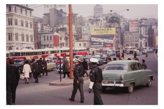 <p>Indiana Üniversitesi, Charles W. Cushman fotoğraf koleksiyonundan eski İstanbul fotoğrafları çıktı. Günümüze kıyasla daha tenha görülen İstanbul'un bu fotoğrafları 1965 yılında çekilmiş.</p>