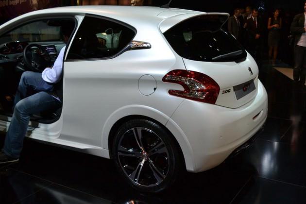 208 GTI'da C stünundaki GTI logosu ile 205 modeline gönderme yapılmış.