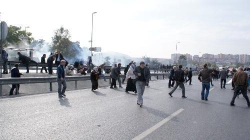 Taşıt trafiğini tehlikeye atacak şekilde taşıt yolunda yürümek 77 lira. Okul, hastane gibi yayalar için ışıklı işaretler olduğu halde bu işaretlere uymayan yayalara 77 lira.