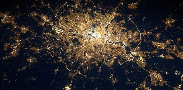 <p>Kuipers'ın vizöründen Londra</p>