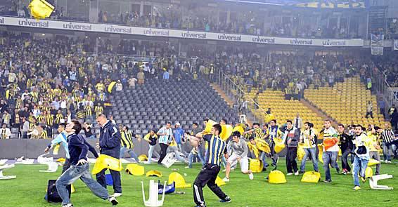 - Profesyonel Futbol Disiplin Kurulu (PFDK), Fenerbahçe'ye, Spor Toto Süper Final'de Galatasaray'ın şampiyonluğunu ilan ettiği derbi maçta çıkan olaylar nedeniyle, 6 müsabakayı kendi sahasında seyircisiz oynama cezası verdi.