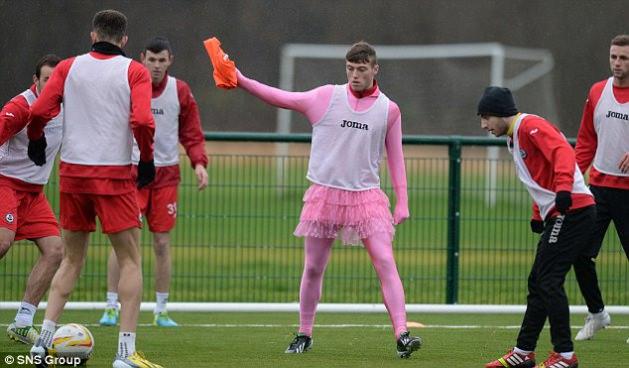 19 yaşındaki oyuncu, Dunfermline Athletic ile oynanan U-20 ma&ccedil;ında rakibi Chris Kane'i &ouml;nce yumruklayarak yere devirmiş, ardından da yerdeki rakibinin v&uuml;cudunu ve kafasını defalarca tekmelemişti.