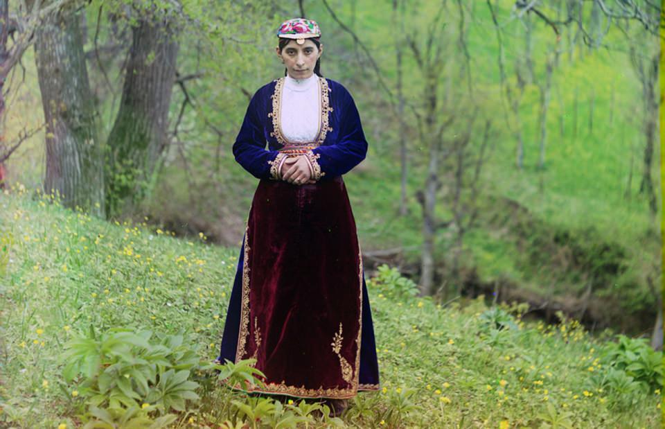 <p> Bir Ermeni kadın (Günümüzde Türkiye sınırları içerisinde kalan bir bölge)</p>
