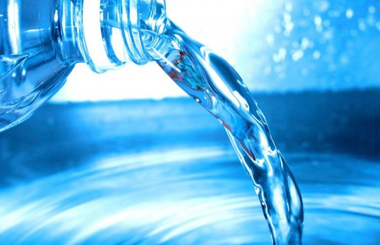<p>Hazır su mu, musluk suyu mu? Tükettiğiniz sular arasında en sağlıklısının hangisi olduğunu sizler için araştırdık. İşte hazır su alırken dikkat edilmesi gerekenler...</p>
