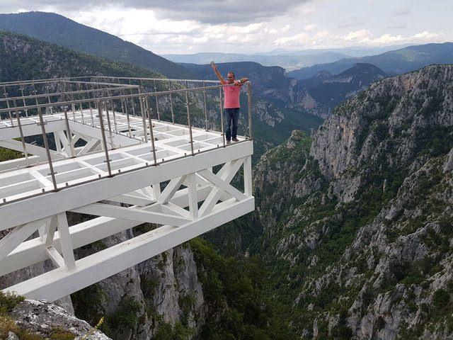 <p>&Ccedil;ay yatağından 450 metre y&uuml;ksekte yer alan cam terası Kurban Bayramı tatili s&uuml;resince yaklaşık 10 bin kişi ziyaret etti.</p>

<p>&nbsp;</p>
