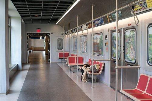 <p>Epic, ofis koridorlarını New York metrosu şeklinde tasarladı.</p>