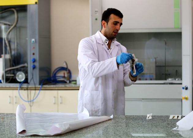 <p>EMUM Müdürü Prof. Dr. Erdal Çelik ve Araştırma Görevlisi Serdar Yıldırım'ın yürüttüğü çalışmayla üretilen boya, her türlü yüzeye spreyle uygulanabilecek. Boyanın özellikle çadır yangınları sonucu yaşanan ölüm ve yaralanmaları önemli ölçüde ortadan kaldırabileceği ifade ediliyor,</p>