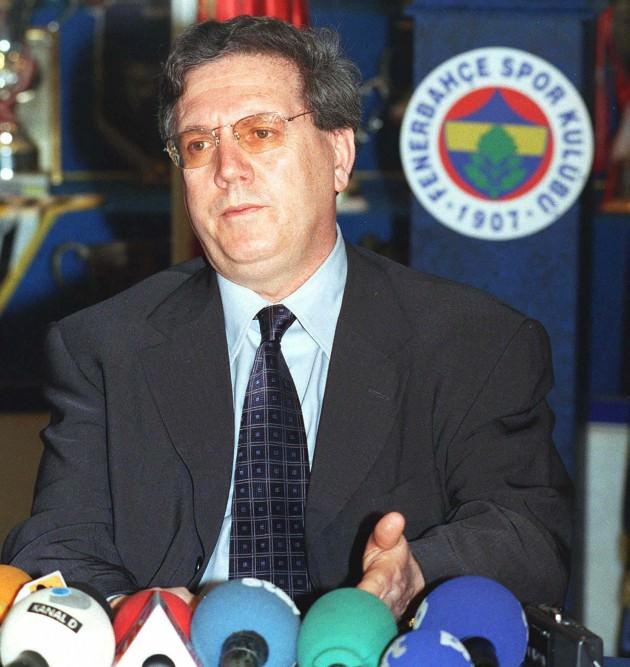 Vefa Küçük'ün yönetim kuruluyla görevine başlayan Yıldırım, 13-14 Haziran 1998 tarihlerinde planlanan seçimli olağanüstü genel kurulda, tek aday olarak kendi listesiyle 2. kez başkan seçildi. Rakibinin yönetim kuruluyla 4 aylık bir çalışma dönemi geçiren Yıldırım, 14 Haziran'dan itibaren ilk kez kendi oluşturduğu listeyle çalışmaya devam etti. Bu kongrede Aziz Yıldırım'a 655, yönetim kurulu listesine ise 653 oy verildi.