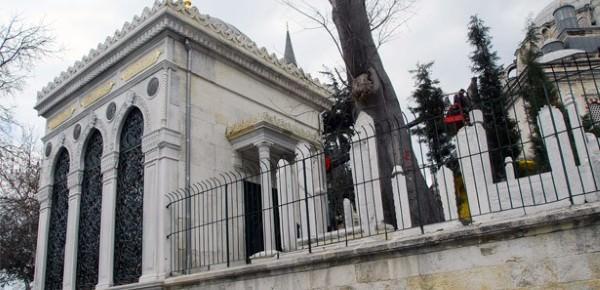 <p>Mustafa Reşid Paşa Türbesi</p>
<p>Bayezid Camii haziresi Bayezid - Eminönü - Fatih</p>