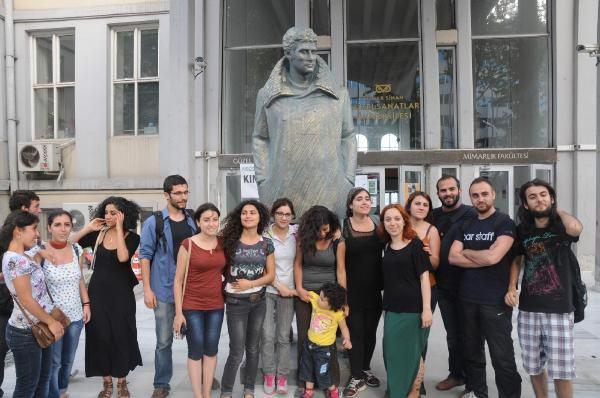Soner Yaçın ise, “Bu topraklarda ceberut devlet anlayışı romantik, idealist, yüreği kor gibi yanan gençlerimizi kör bir testereyle daima biçtiler. Biz o biçilen gençlerin adına buradayız. O yiğit gençler, bu ülke adına canını feda etmiş onlara layık olan bir üniversitede bu heykeli dikmek için buradayız. Biz bu heykelleri aslında bilincimize kalbimize diktik. Sırada üniversiteler var. Bunu bu ceberut devlet anlayışına sahip olan hiçbir güç engelleyemez. Biz bu nedenle buradayız, burada olmaya da devam edeceğiz" dedi.