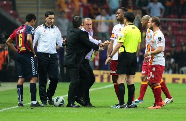 <p>Galatasaray maçın hemen başında kalesinde bir gol gördü. Sarı kırmızılılar için aksilikler bununla da bitmedi; 30. dakikada Dany kırmızı kartla oyun dışı kalırken, Teknik Direktör Fatih Terim de itirazları nedeniyle ilk yarının sonlarına doğru karşılaşmanın hakemi Süleyman Abay tarafından tribüne gönderildi.</p>