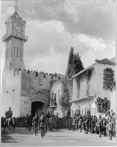 <h2>İngiliz General Allenby ele geçirdikleri Kudüs'e giriyor.</h2>