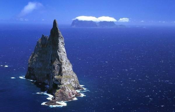 <p>Balls Piramidi, Lord Howe Adası, New South Wales, Avustralya Sudaki en yüksek kaya çıkıntısı. 562 metre uzunluğunda ve tamamen doğal jeomorfolojik oluşum. Zaman, rüzgar ve su diğer katkıda bulunanlar.</p>