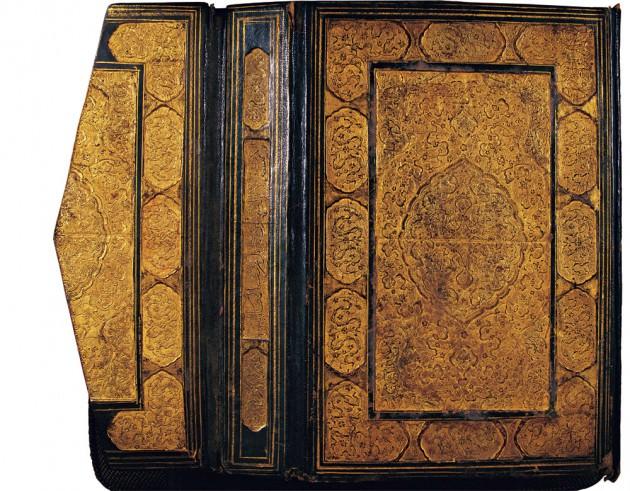 <p><span class="Normal__Char" style="font-family: 'Traditional Naskh','Arial'; font-size: 11pt; text-decoration: none;" dir="RTL">أَفَلَمْ يَنْظُرُوا إِلَى السَّمَاءِ فَوْقَهُمْ كَيْفَ بَنَيْنَاهَا وَزَيَّنَّاهَا وَمَا لَهَا مِنْ فُرُوجٍ</span></p>
<p class="Normal" style="margin-top: 3pt; margin-bottom: 3pt; margin-right: 0pt; text-align: center; line-height: 16pt;"><span class="Normal__Char" style="font-family: 'Segoe UI','Arial'; font-size: 11pt; font-weight: bold; font-style: italic; text-decoration: none;">“</span><span class="Normal__Char" style="font-family: 'Segoe UI','Arial'; font-size: 11pt; font-style: italic;">Bunlar hiç üstlerindeki göğe bakmazlar mı; Biz onu nasıl sapasağlam bina etmiş, nasıl süslemişiz? Bir tek çatlağı bile yok…<span class="Normal__Char" style="font-family: 'Segoe UI','Arial'; font-size: 11pt; font-weight: bold;">”</span></span><span class="Normal__Char" style="font-family: 'Segoe UI','Arial'; font-size: 9pt;">(Kāf 50/6)</span></p>