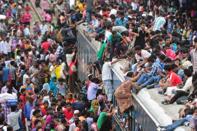 <p>Bangladeş'in başkenti Dakka'da yaşayan yüzbinlerce kişi bayram tatilini nedeniyle tren ve gemilere akın etti. Ortaya ilginç manzaralar çıktı.</p>