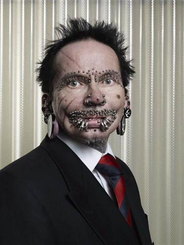 En fazla piercinge sahip adam