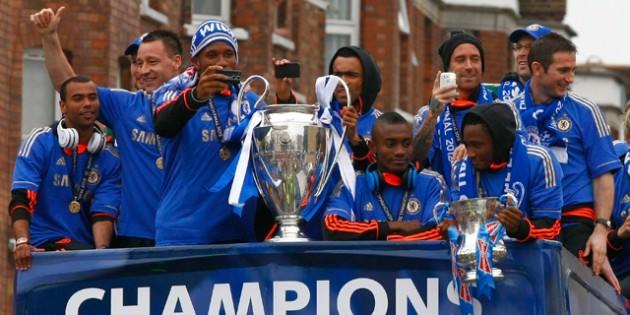 - UEFA Avrupa Şampiyonlar Ligi'nde İngiltere'nin Chelsea takımı şampiyonluğa ulaştı. Finale Almanya'nın Bayern Münih takımıyla karşılaşan Chelsea, normal süresi ve uzatma bölümü 1-1 sonuçlanan maçta, rakibini penaltı atışlarıyla geçerek kupaya uzandı.