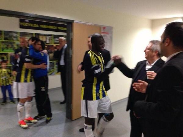 <p><span>Süper Lig'de Galatasaray'ı 2-1 devirerek lig ikinciliğini garantileyen Fenerbahçe'de derbi galibiyetinin coşkusu vardı. Sarı-Lacivertli oyuncular büyük sevinç yaşarken Aykut Kocaman futbolcularını tebrik etti.</span></p>