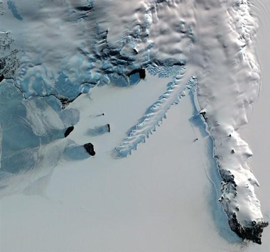 Erebus Buz Dili, Antarktika ‘Erebus Buz Dili’ olarak bilinen bu yapı, yaklaşık 12 km uzunluğunda ve 10 metre yükseliğinde. Bu farklı jeolojik yapının oluşmasını sağlayan ise Erebus Buzulu’nun Erebus Dağı’ndan yavaşça McBurdo Boğazı’na kayması. Denizden yükseler dalgalar, buzdan dilin kenarlarına çarpıyor ve doğal harikalar ortaya çıkarıyor. aynı zamanda buz örtüsü boyunca derin mağaralar oluşturuyor.